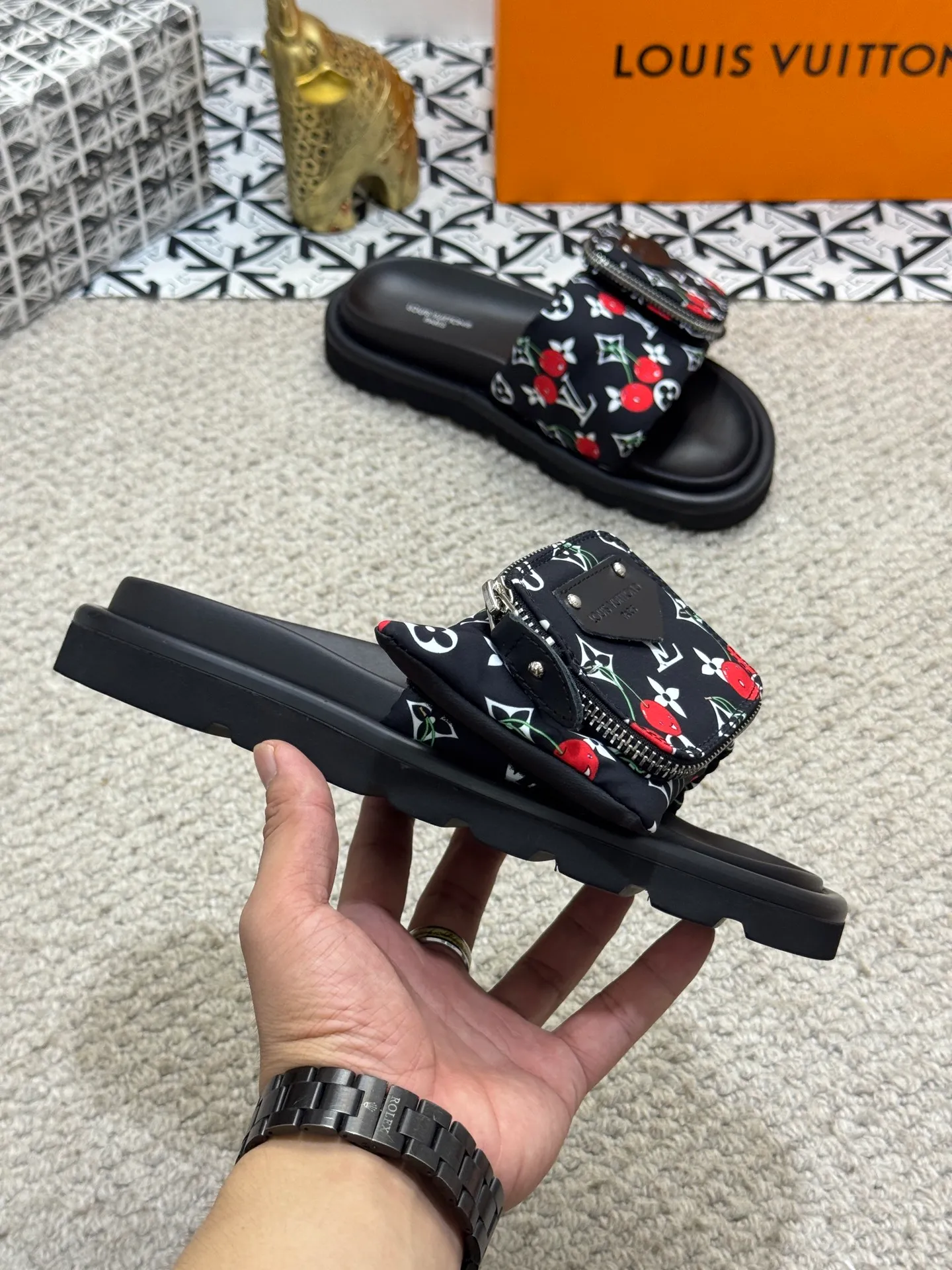 Men's shoes 💰400 [New style] 🦇🦇Top original order [Louis Vuitton] Couple style 👫Spring and summer style🎯🎯As an active family in the fashion industry ⭐ Lv is characterized by bold innovation ⚡Fabric down cloth🔥 Combined outsole, clean and tidy ⚡Fashionable and generous🌹Multiple colors available..Size: 36-44 (45 customized